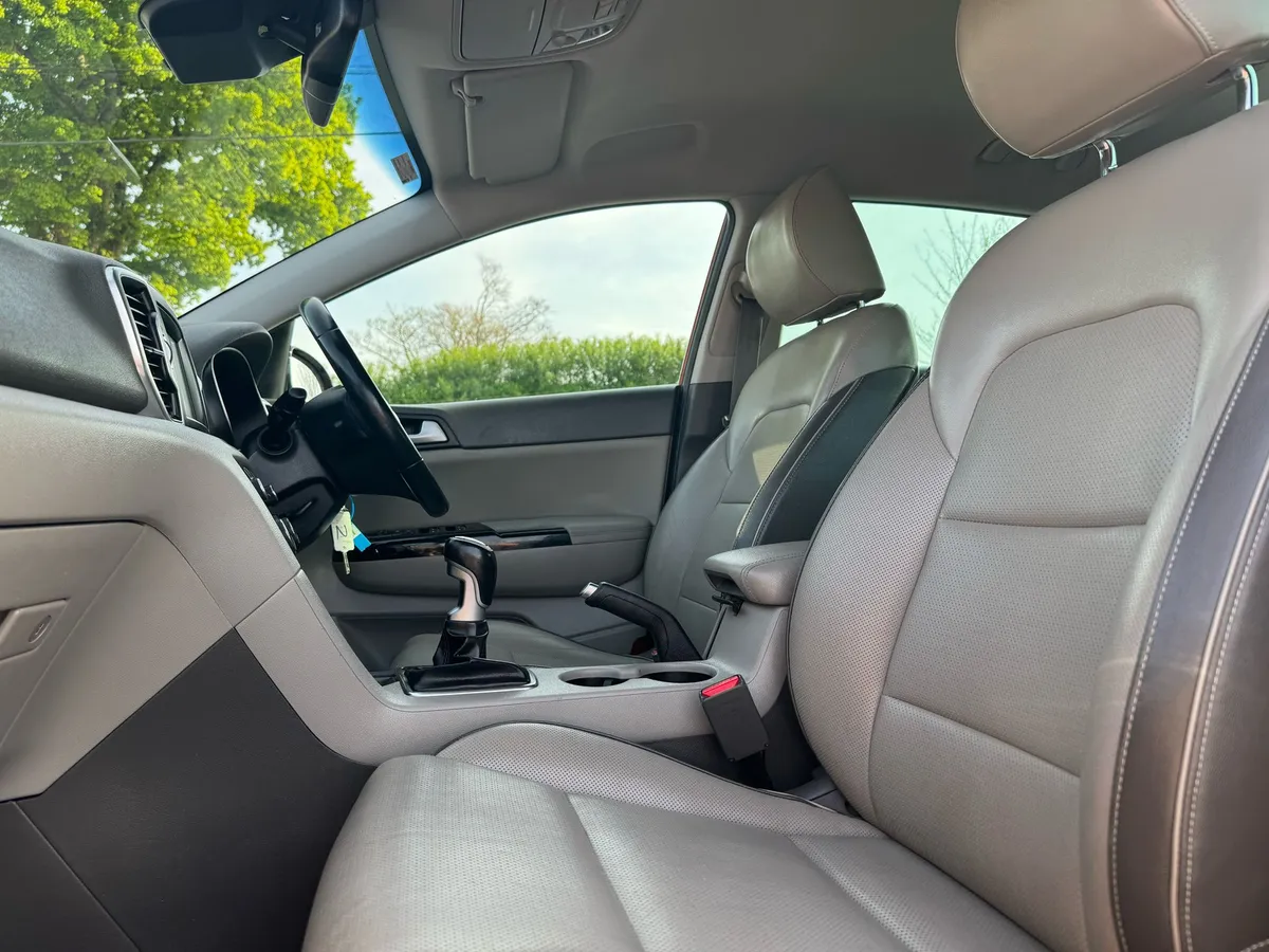 181 KIA SPORTAGE 1.7 PLATINUM PLUS BIG SPEC €90P/W - Image 3