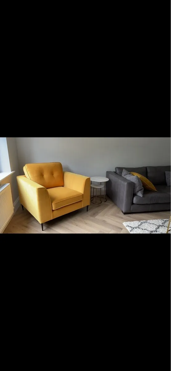 Yellow arm chair - Image 1