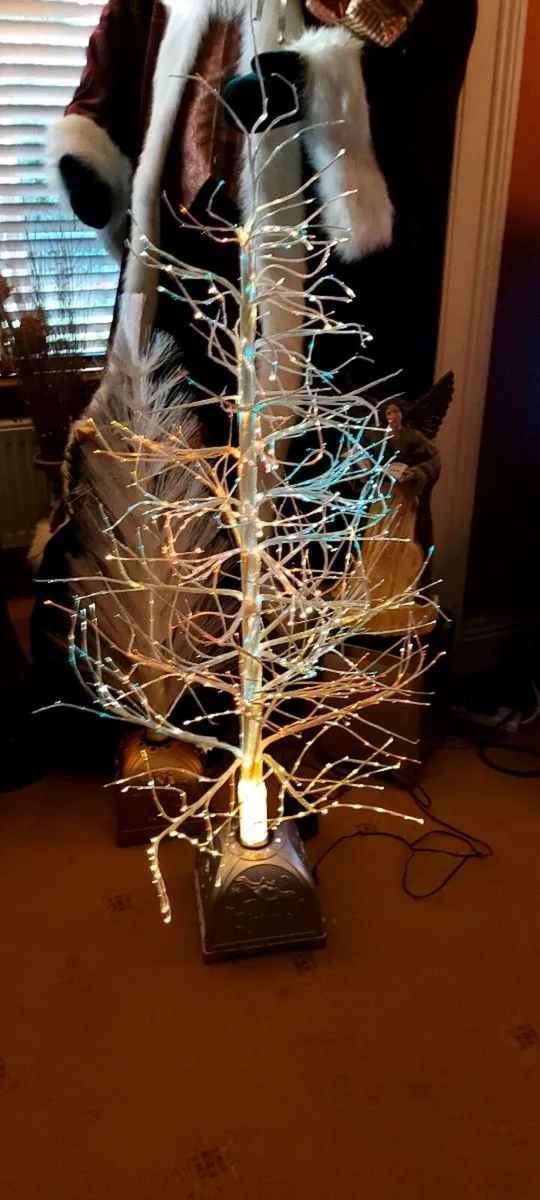 White Twig fibre optic Christmas Tree. - Image 4