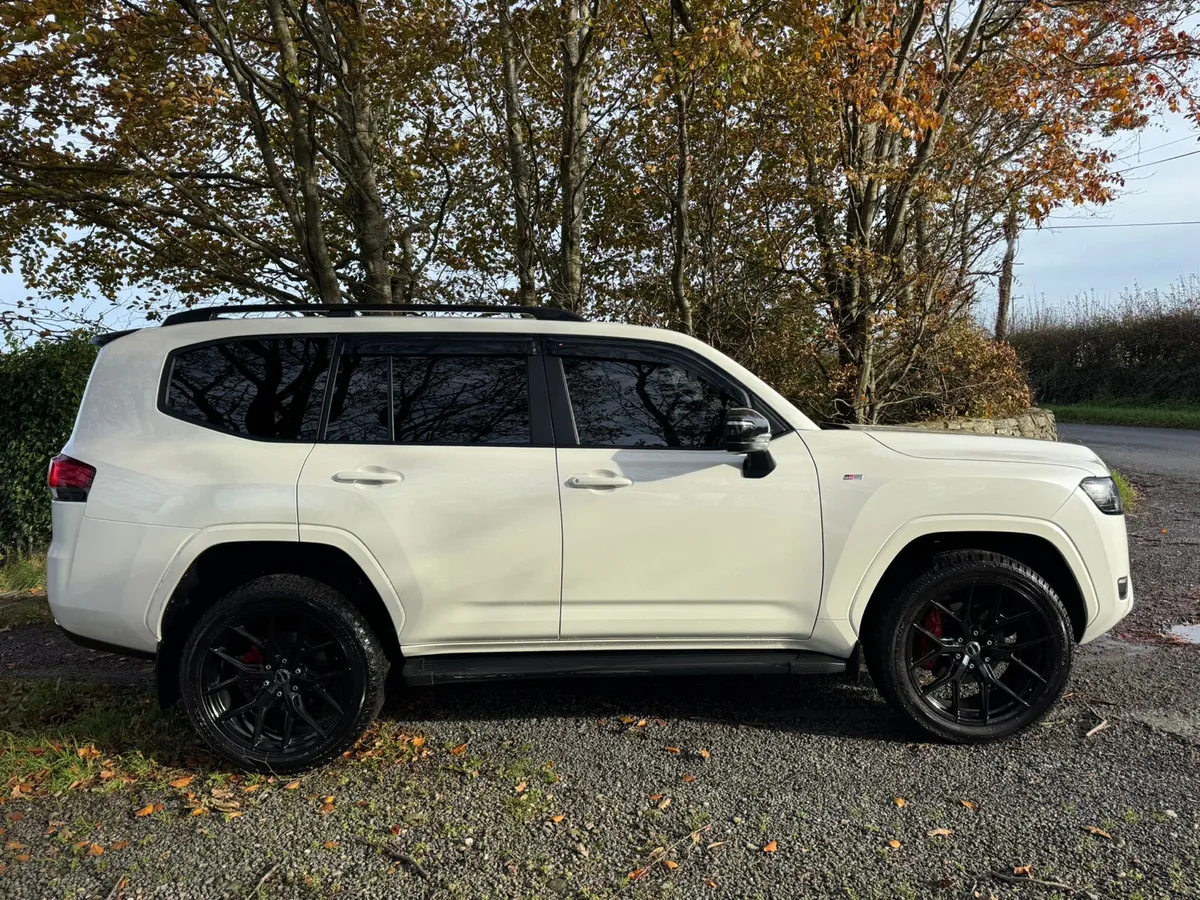 2025 7-Seater Toyota Landcruiser - Image 4