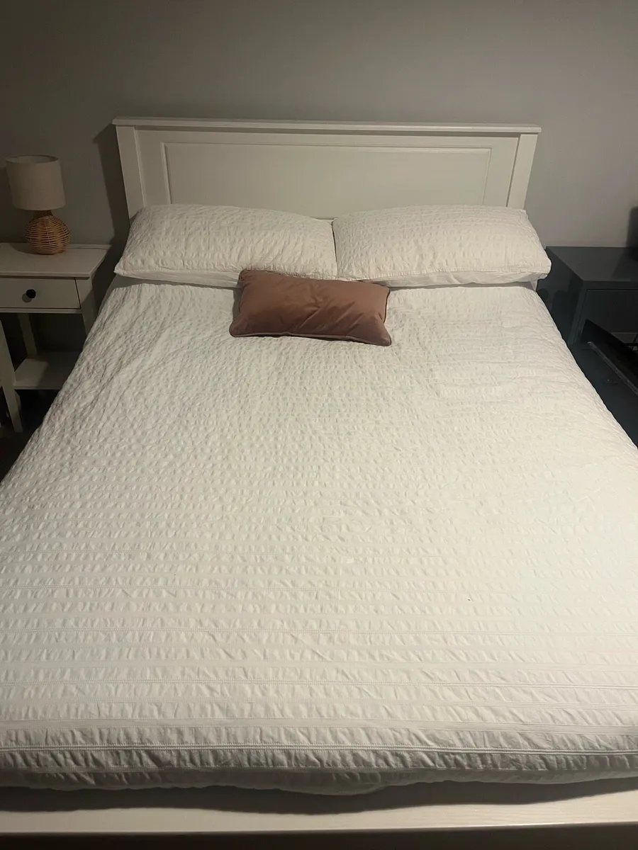 Double bed frame and 2 lockers - Image 1