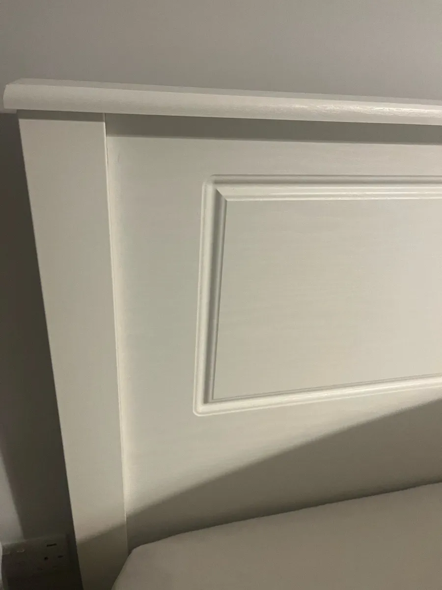 Double bed frame and 2 lockers - Image 2