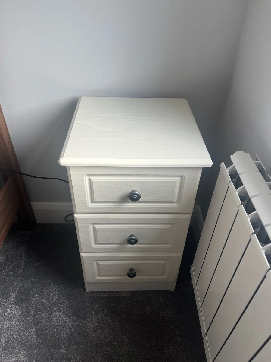 Double bed frame and 2 lockers - Image 3