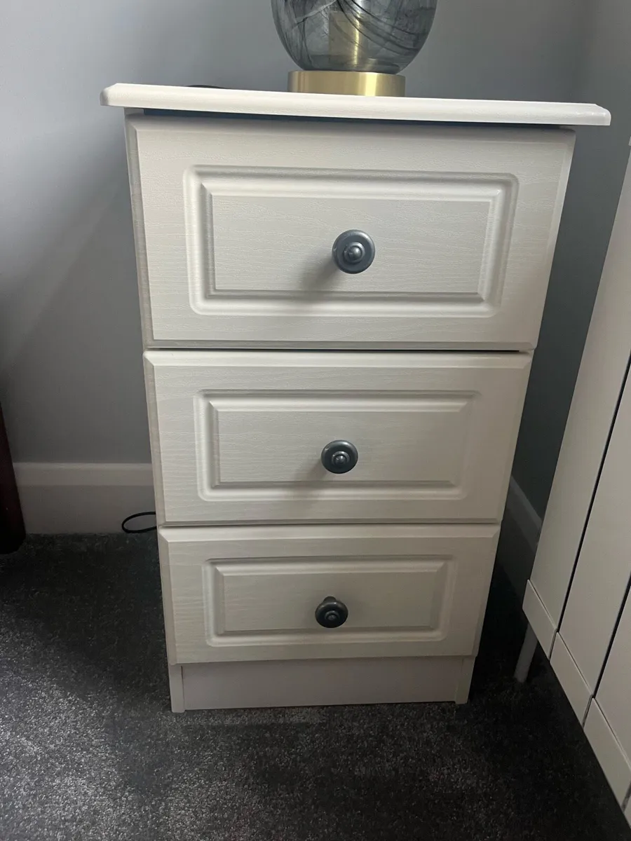 Double bed frame and 2 lockers - Image 4