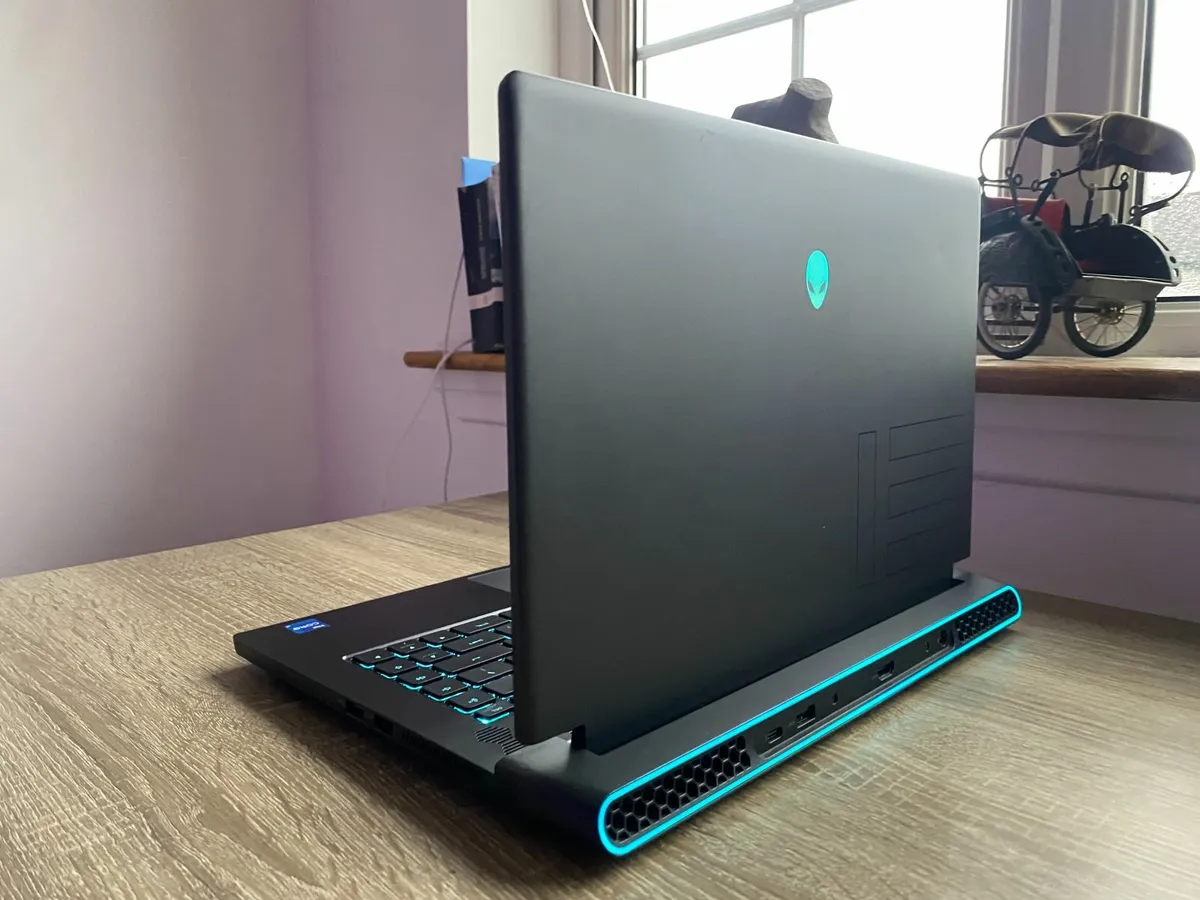 Alienware M15 R6 15.6" 165hz i7-11800H | RTX 3060 - Image 1