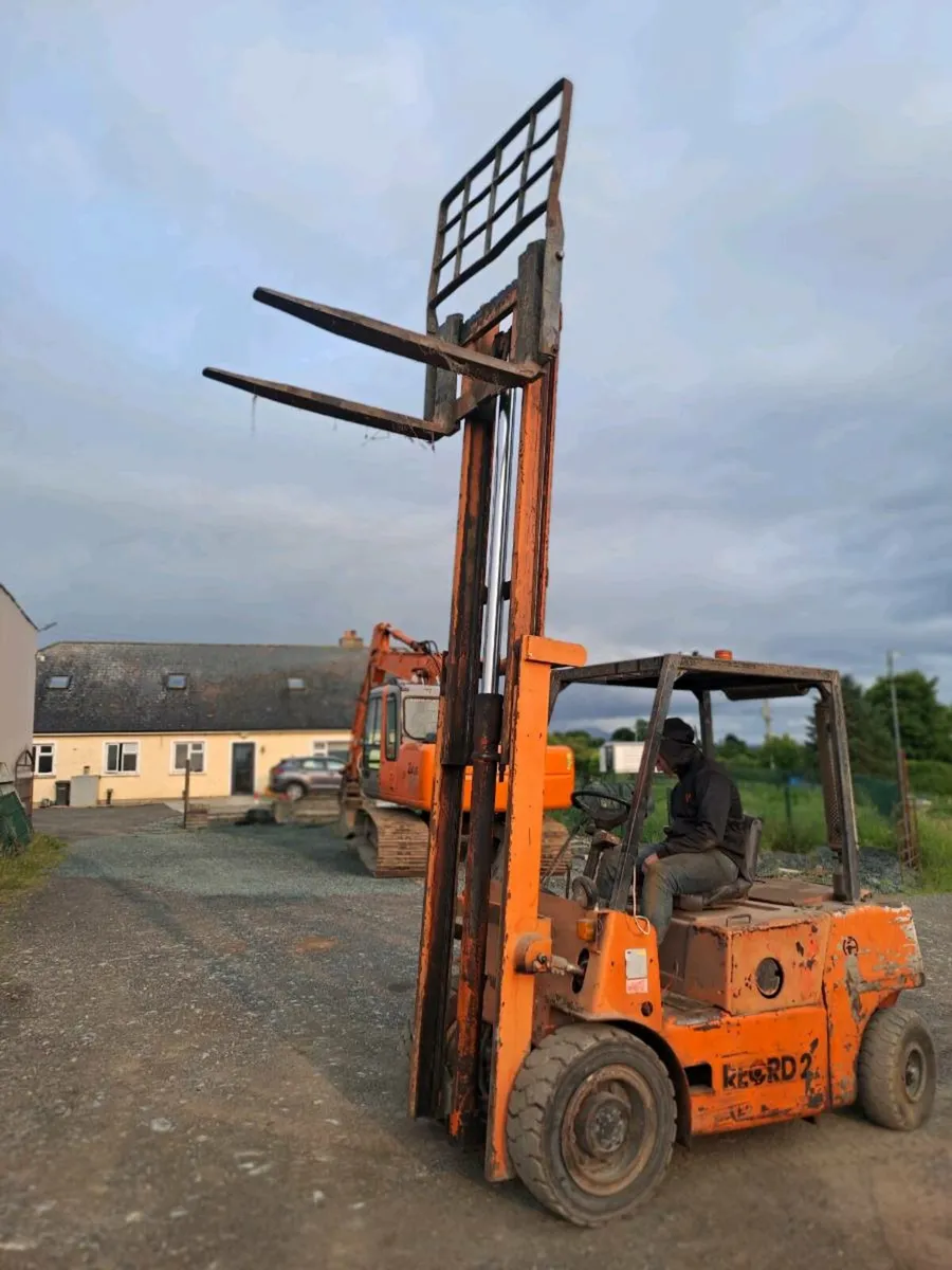 Record forklift - Image 1