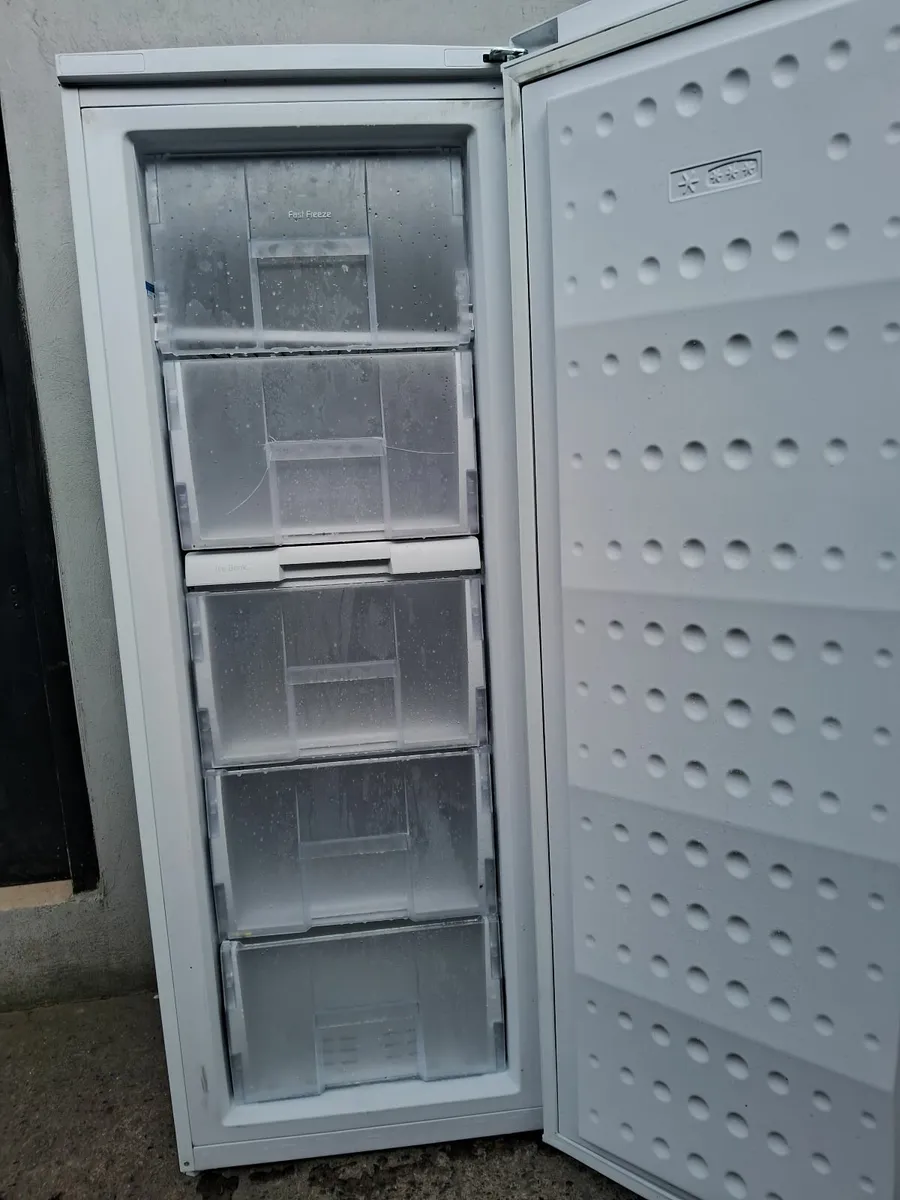 6 MOUNTH OLD LARDER FREEZER - Image 4