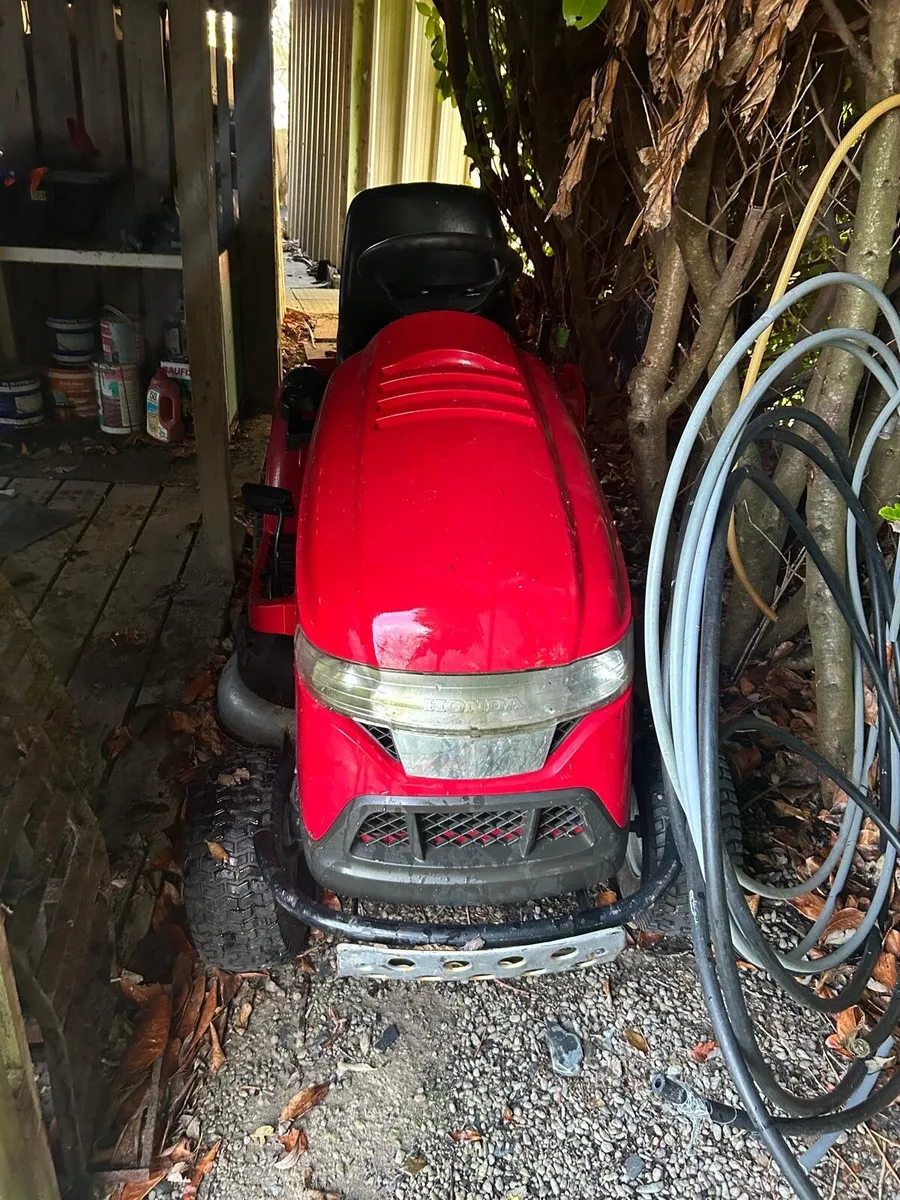 Ride one lawnmower - Image 1