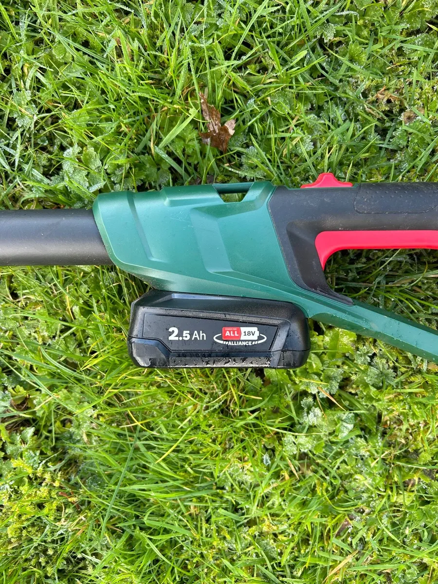 BOSCH battery ling reach adjustable hedge cutter - Image 3