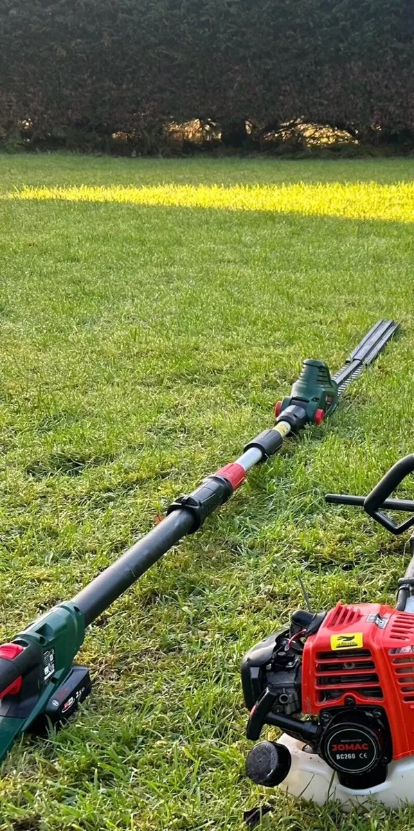 BOSCH battery ling reach adjustable hedge cutter - Image 1