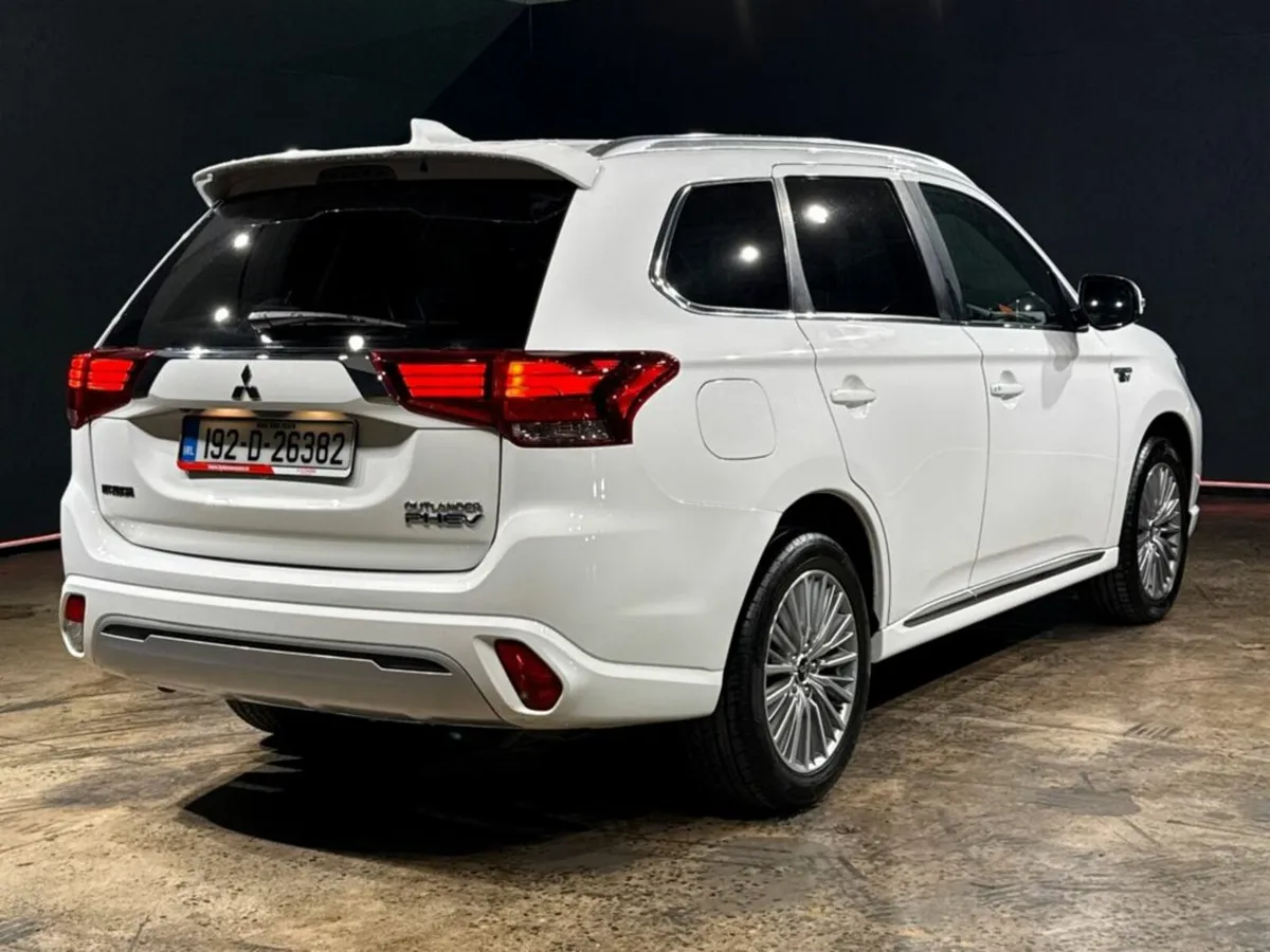 Mitsubishi Outlander 2.4 AUTOMATIC HYBRID - ALLOY - Image 4