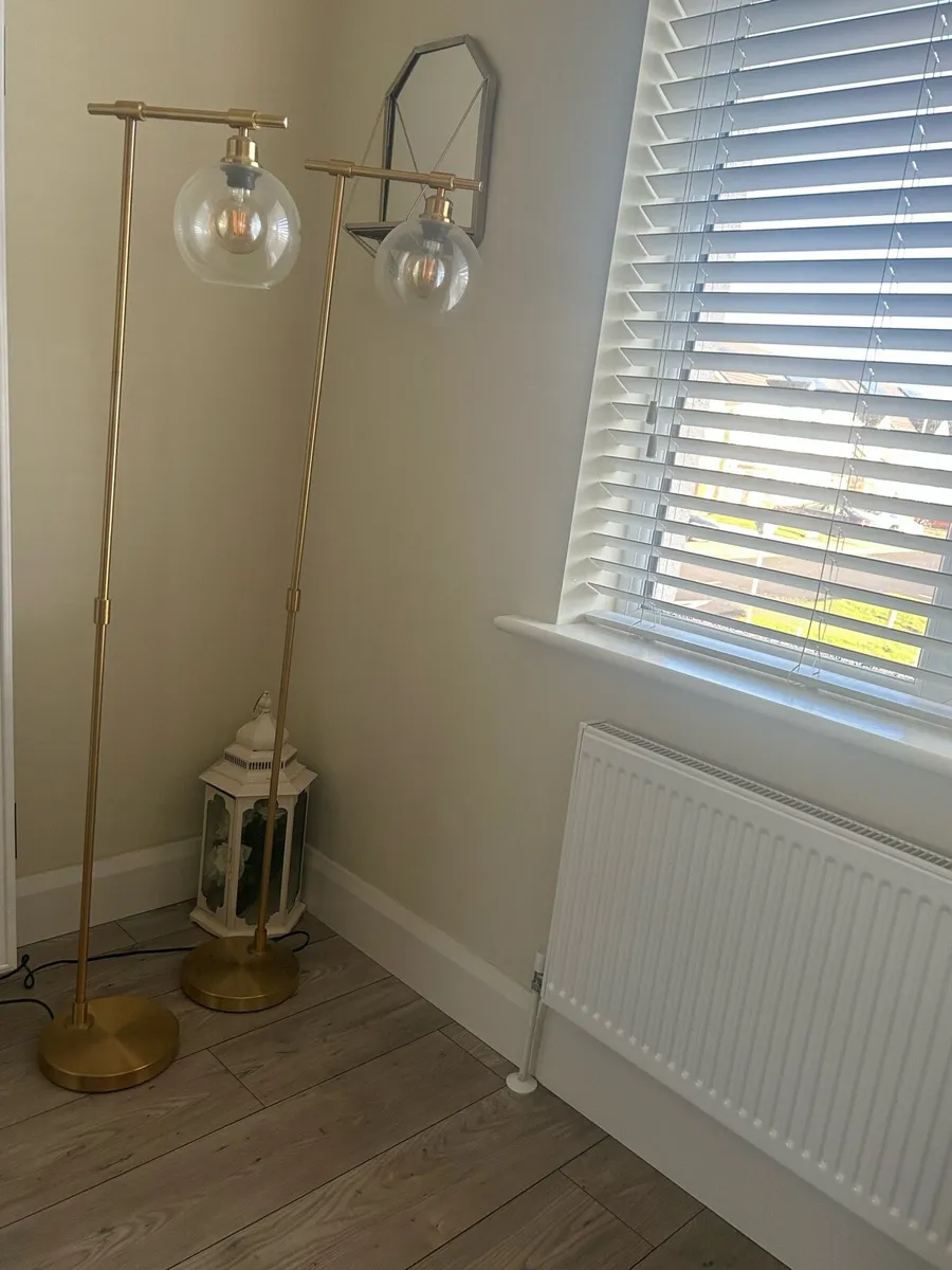 Pair of floor lamps & glass globe shades - Image 4