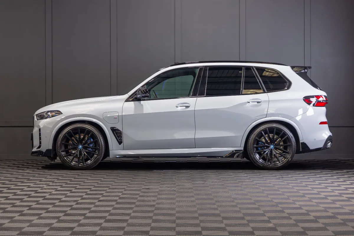 2025 BMW X5 X-Drive 50e M-Sport - Image 3