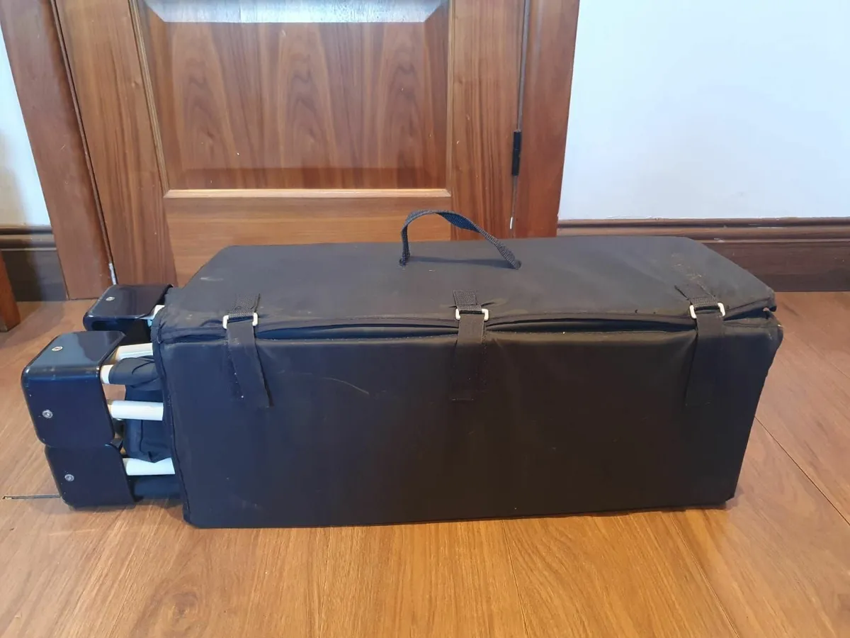 travel cot - Image 1