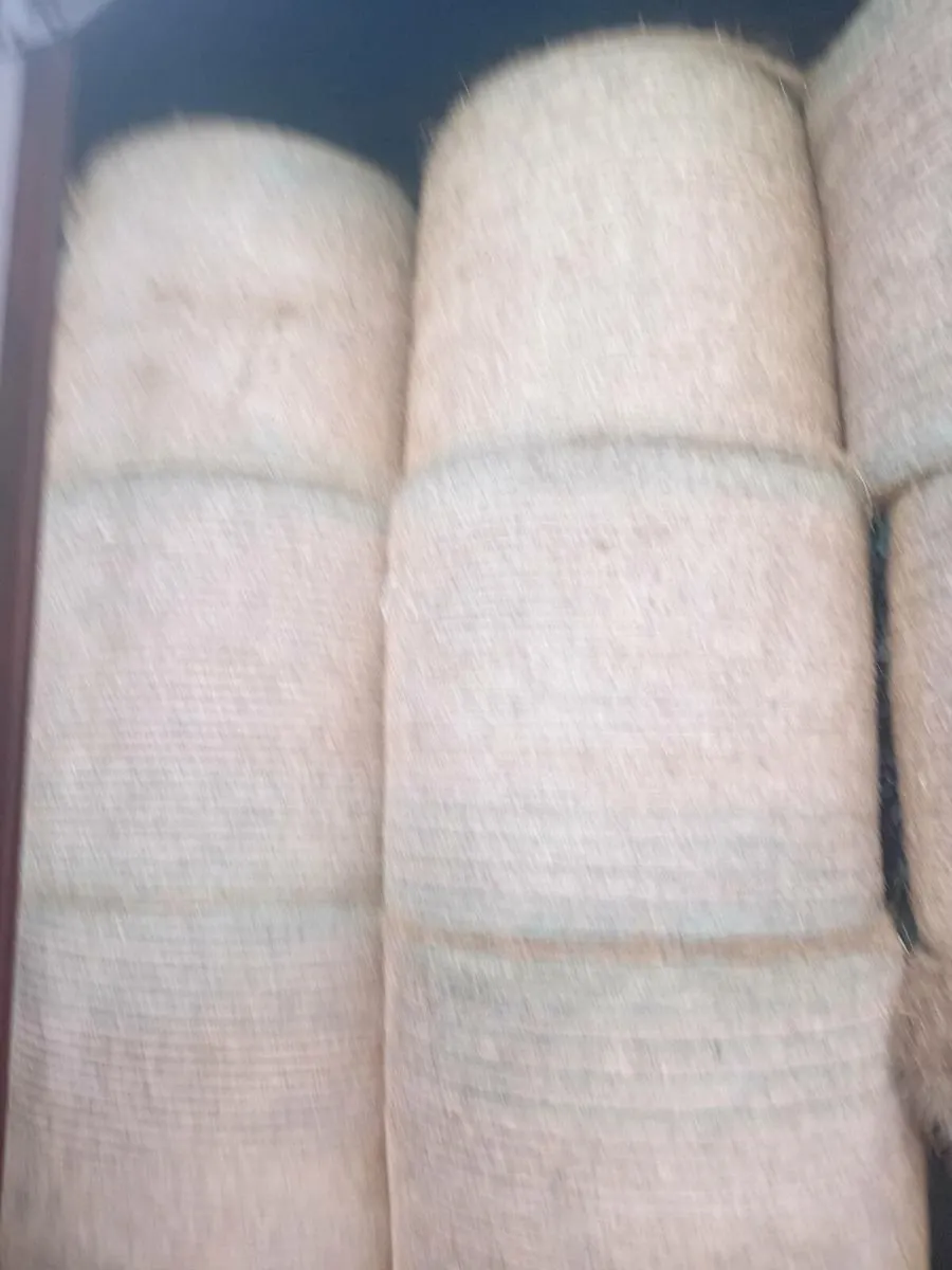 Round and square bales off hay - Image 2