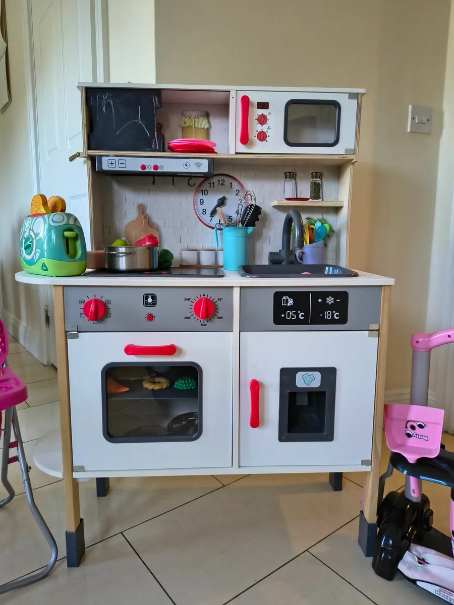 Toy kitchen - Image 1
