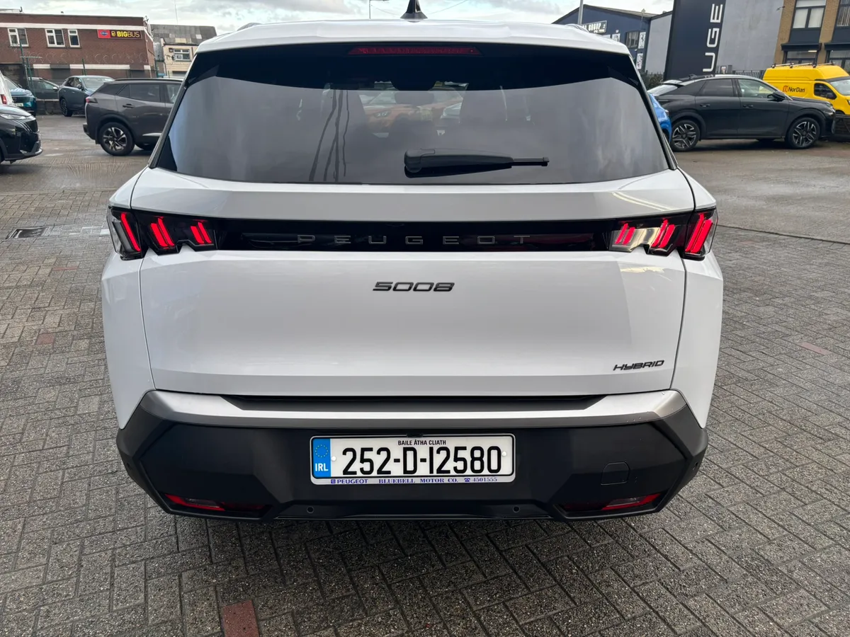 2025 Peugeot 5008 Allure Hybrid pre reg save 000's - Image 4