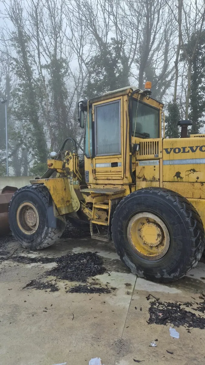 Volvo L90 Loading Shovel - Image 2