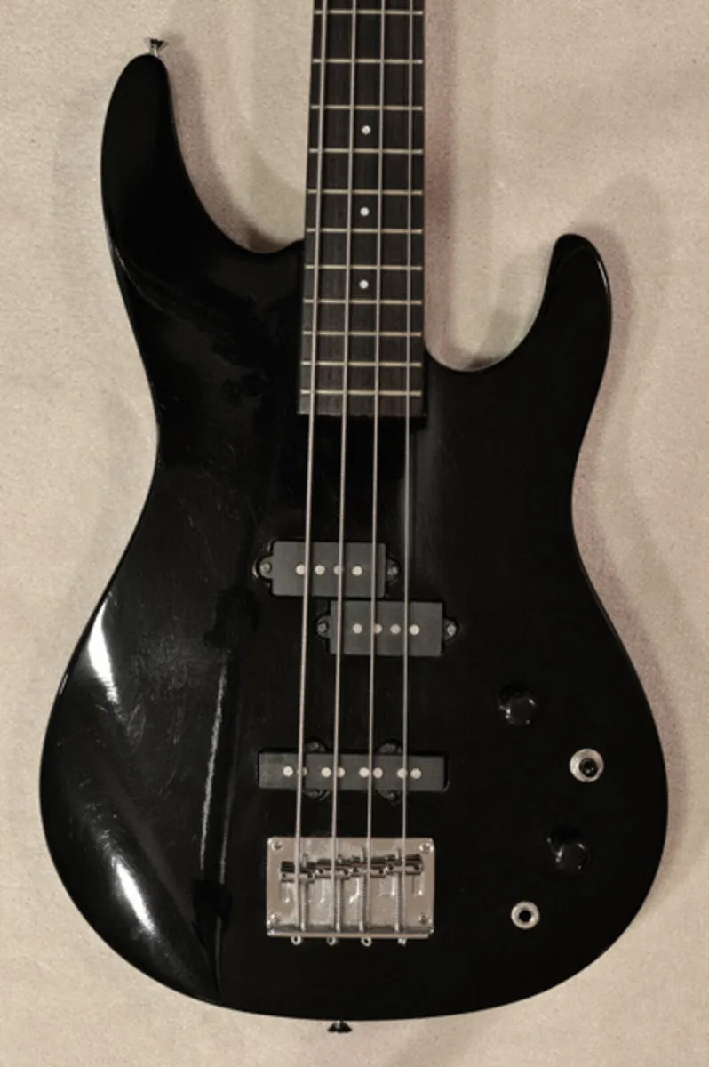 Bass guitar and amp - Image 4