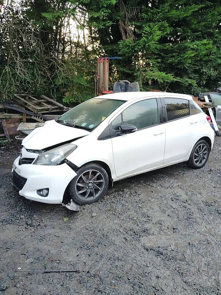 Breaking Toyota Yaris 2013 petrol - Image 1
