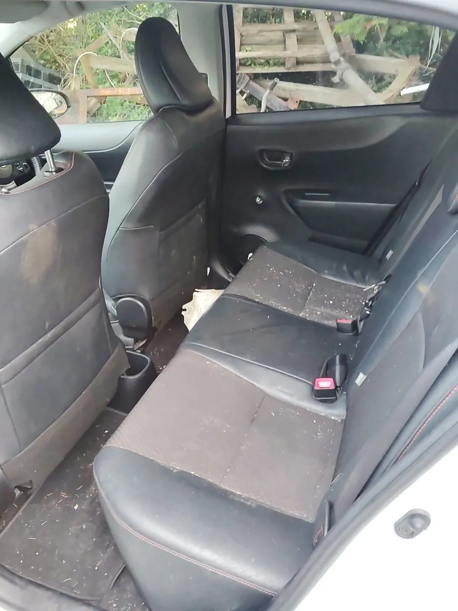Breaking Toyota Yaris 2013 petrol - Image 4