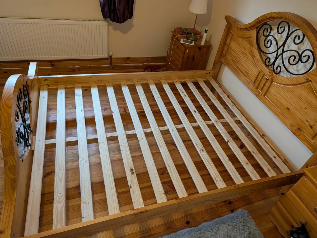 Kingsize wooden bedframe - Image 1