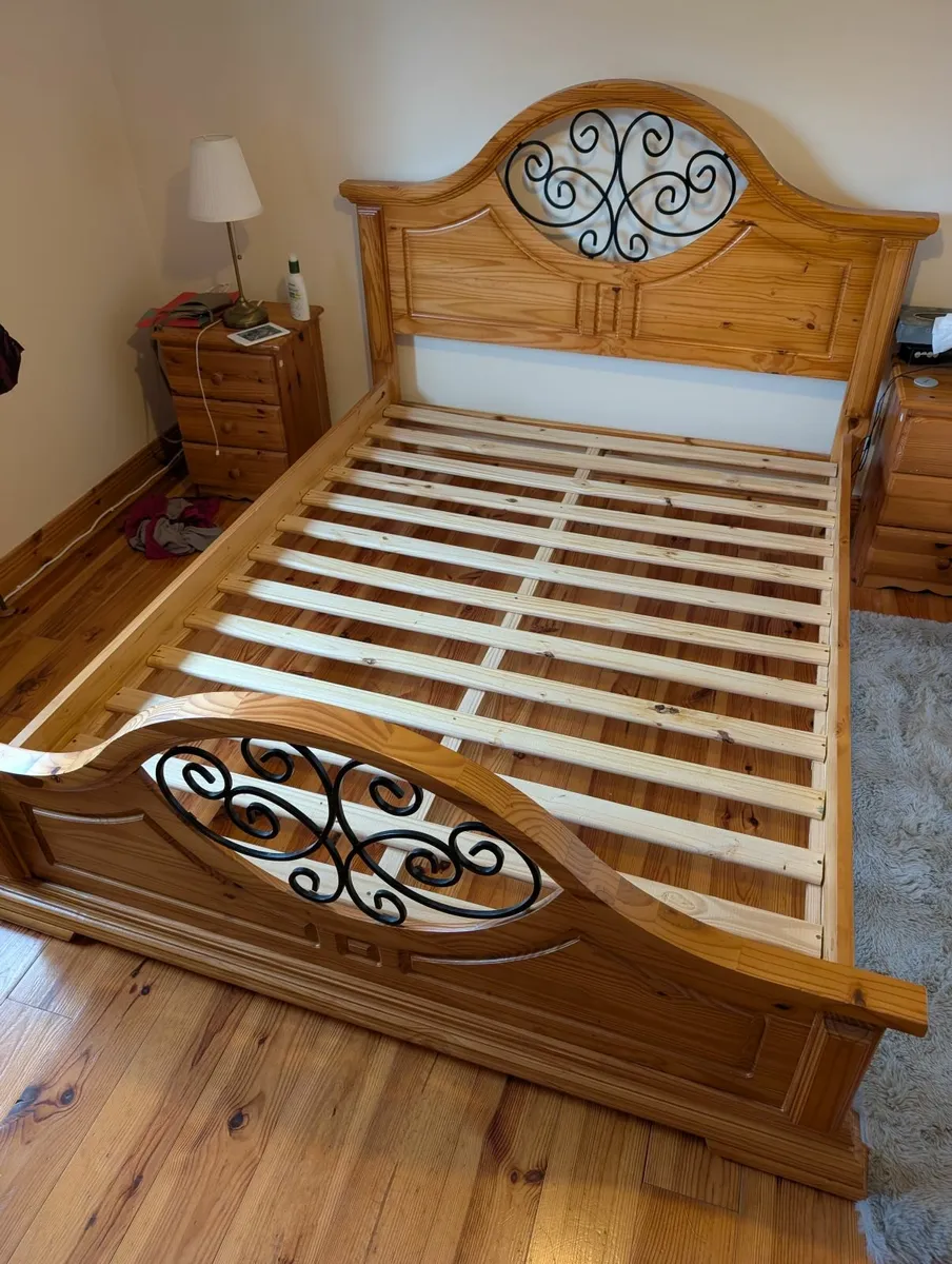Kingsize wooden bedframe - Image 2