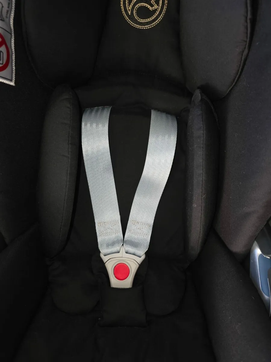 Spotless Cybex reclining car seat and Swivel ISOfi - Image 2