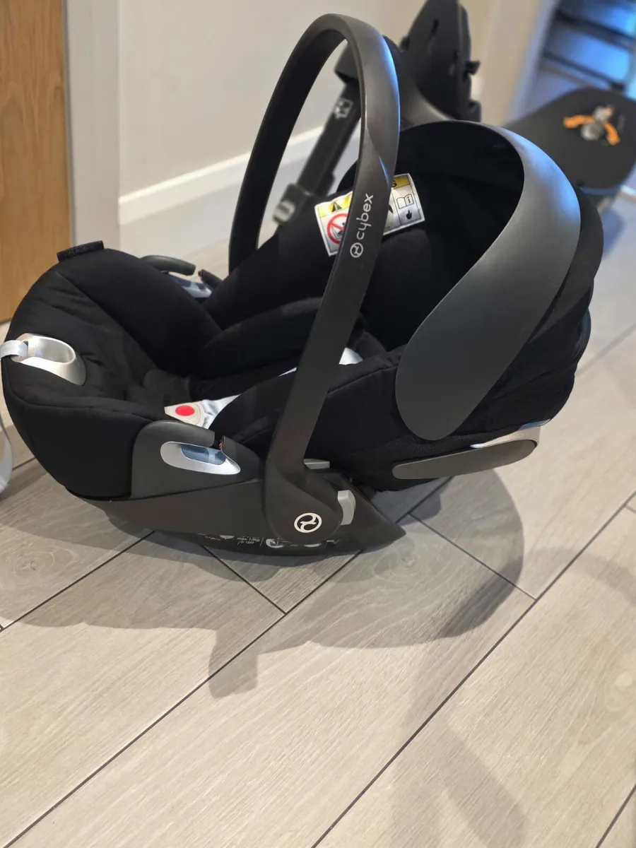 Spotless Cybex reclining car seat and Swivel ISOfi - Image 4