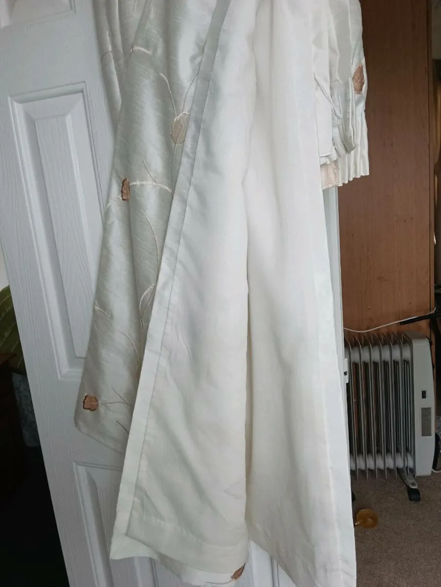 Beautiful like new pair curtains,3ft w by 52 drop - Image 2