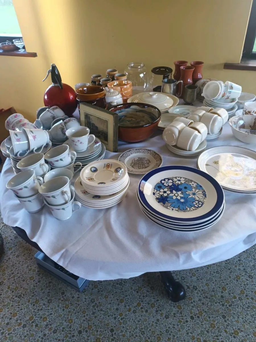 China, glasses, bottles, cast iron pots, brass pie - Image 1