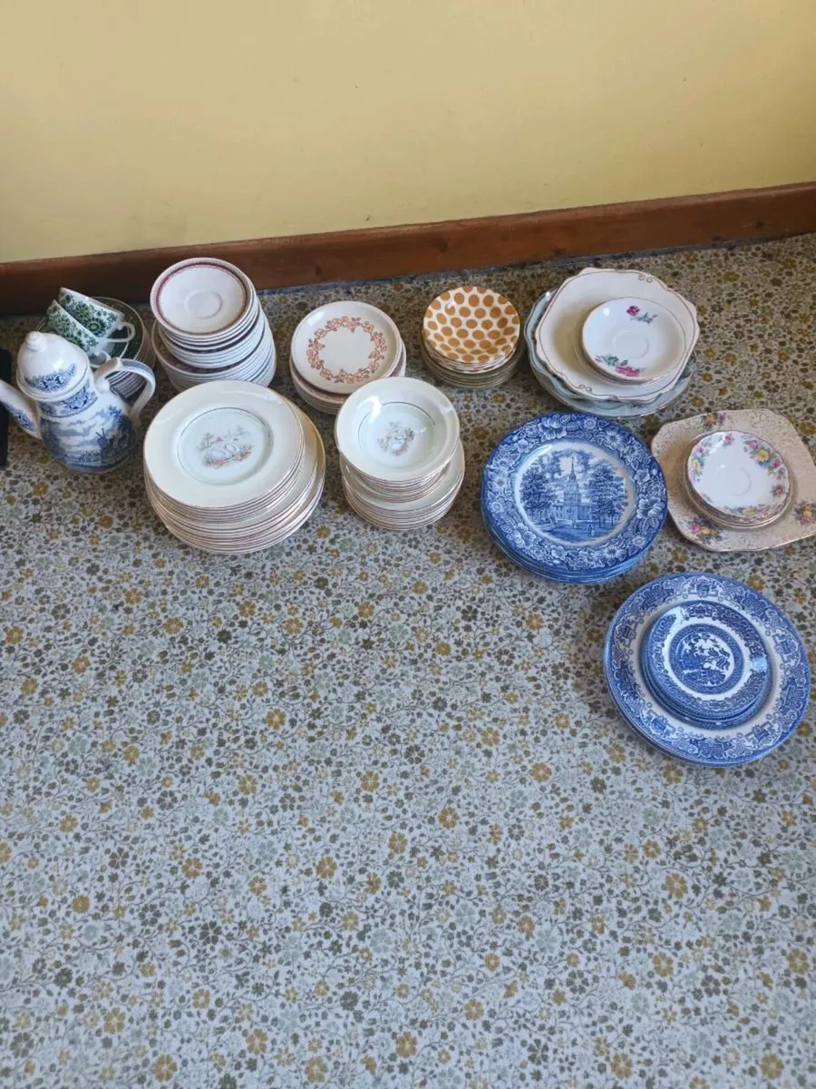 China, glasses, bottles, cast iron pots, brass pie - Image 2