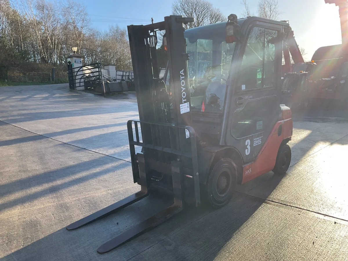 Toyota 06-8FDF25 Counterbalance Forklift - Image 3