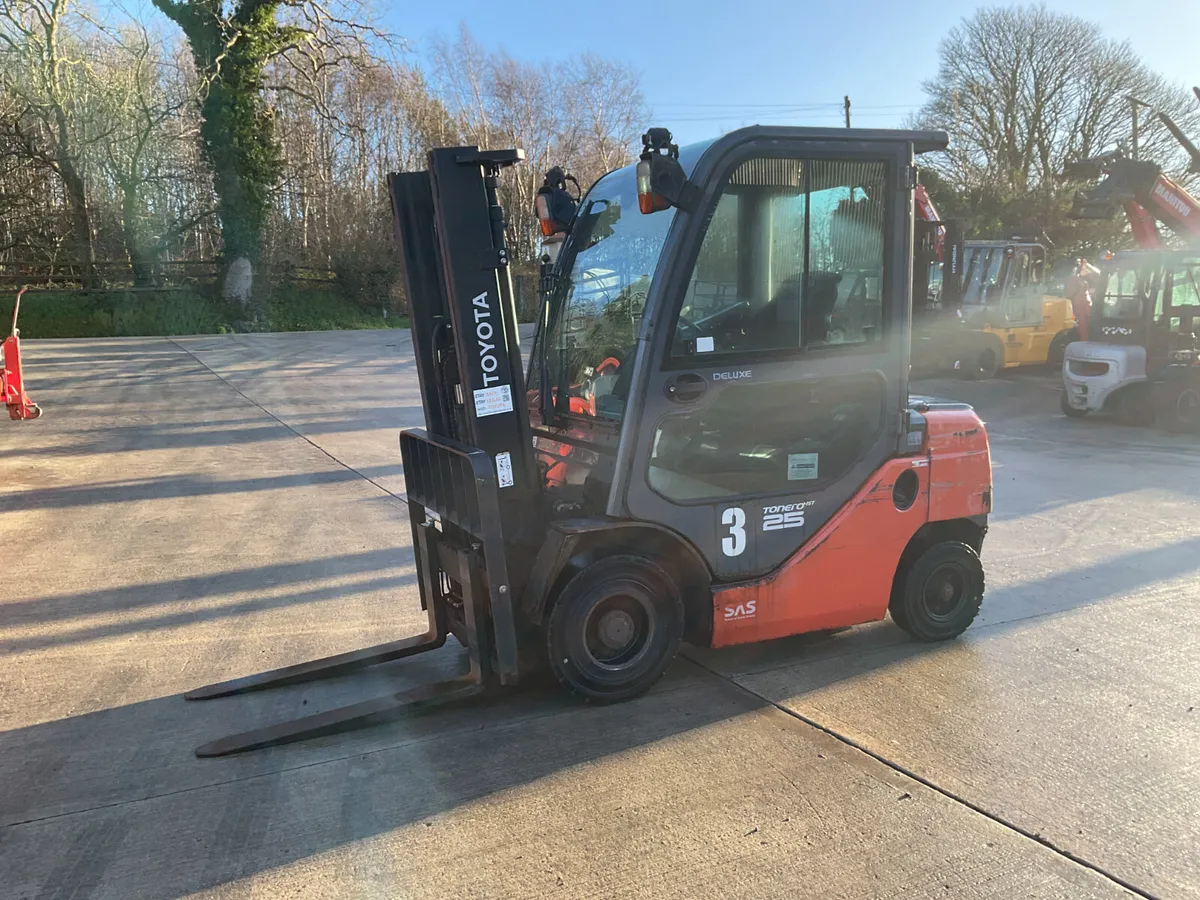 Toyota 06-8FDF25 Counterbalance Forklift - Image 2