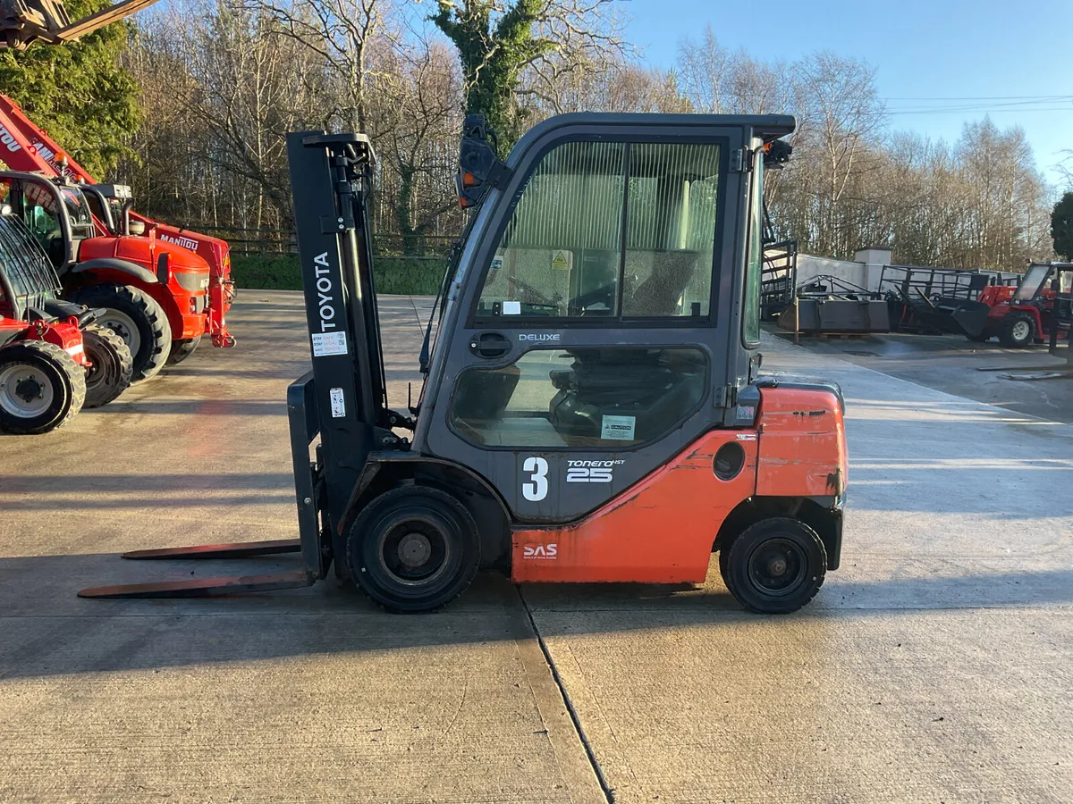 Toyota 06-8FDF25 Counterbalance Forklift - Image 1