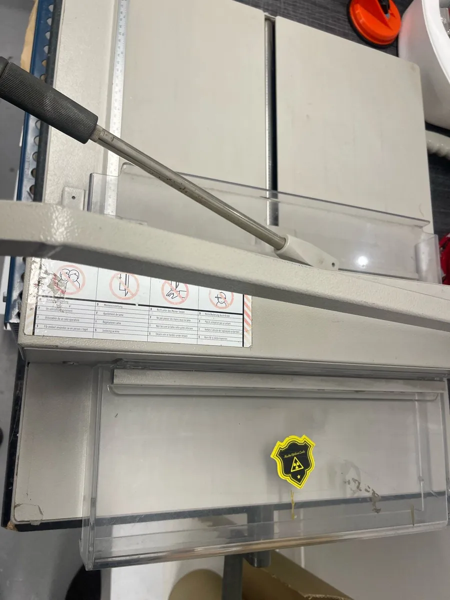 Ideal 4305 paper guillotine - Image 1