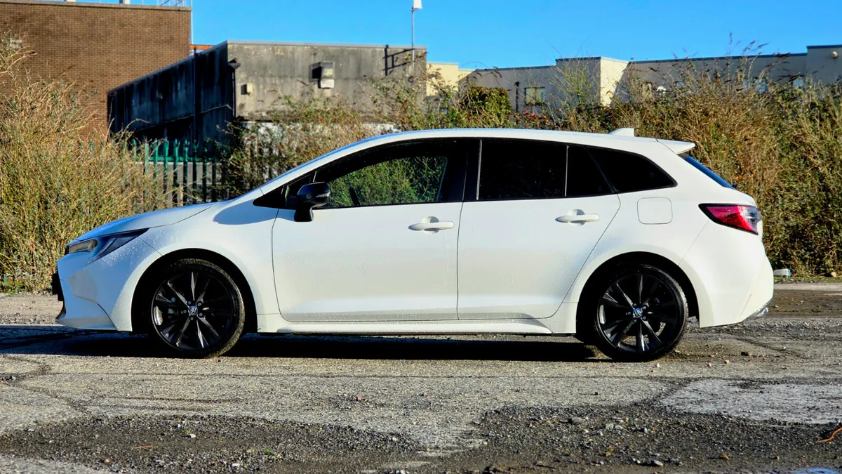 Toyota Corolla Touring Hybrid - Image 3