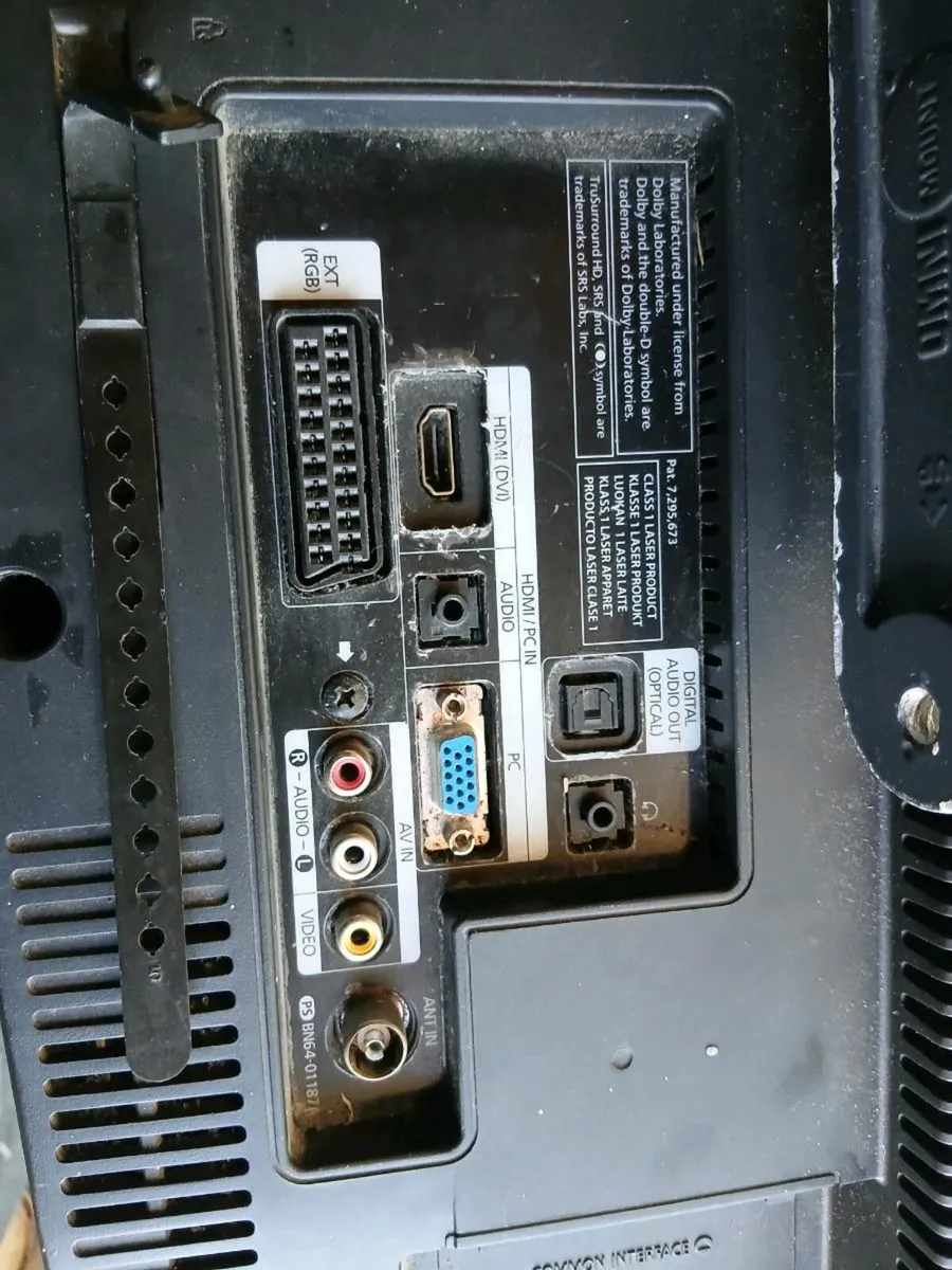 Samsung tv with wall mounted bracket - Image 3