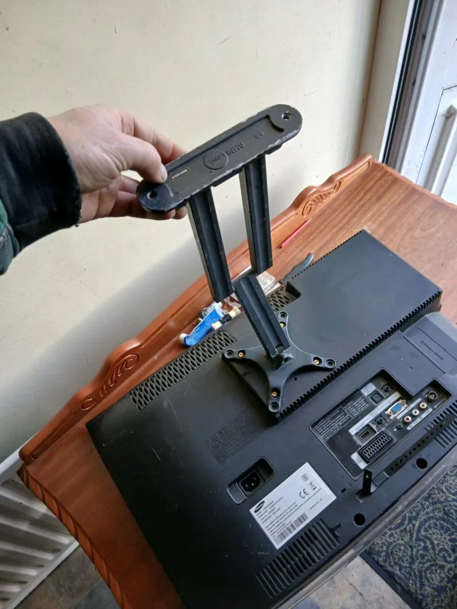 Samsung tv with wall mounted bracket - Image 4