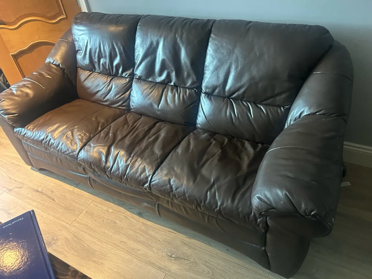 3 seater leather couch - Image 1