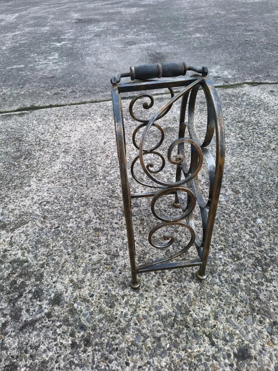 Rustic metal wine rack - Image 2