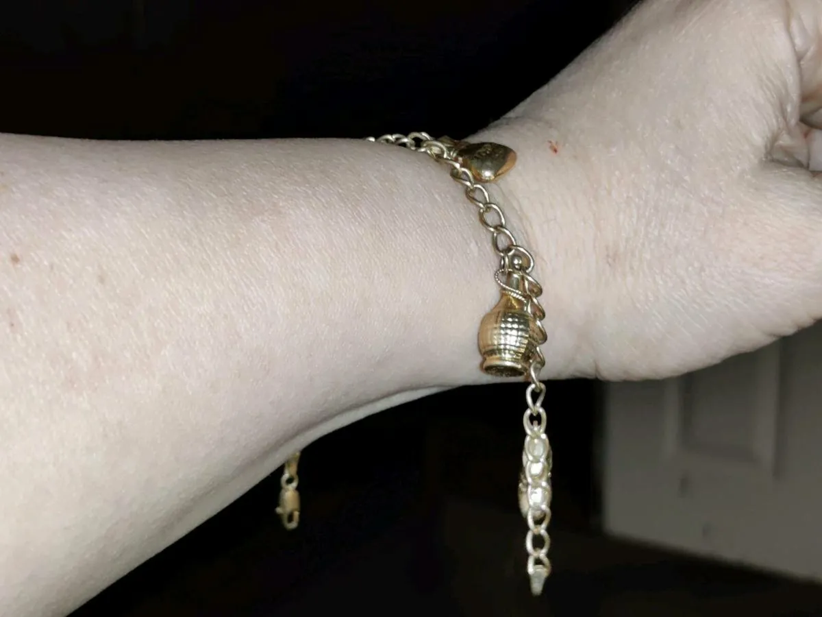 CHUNKY LUCKY CHARM, 9CT Gold 7.47g 8"Bracelet ! - Image 2