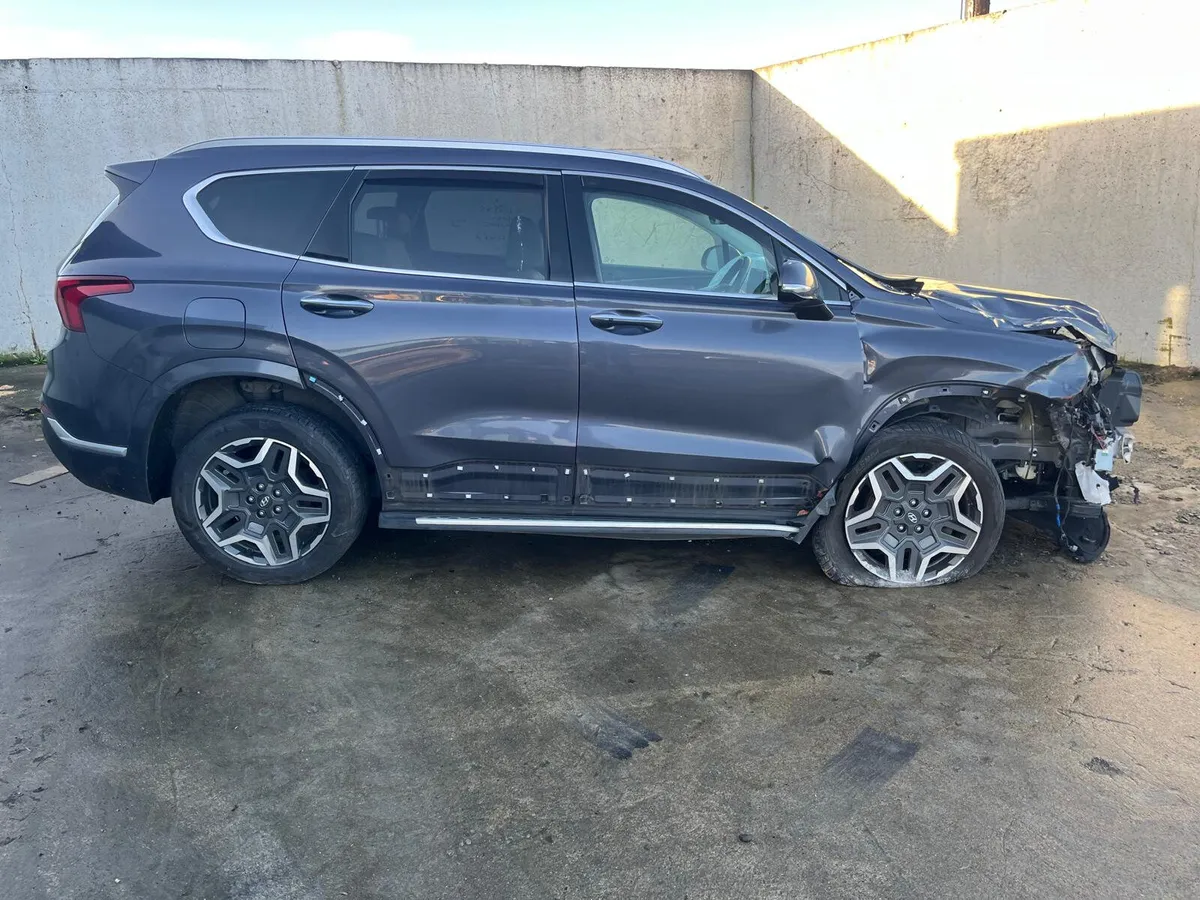 2022 Hyundai Sante Fe - Image 2