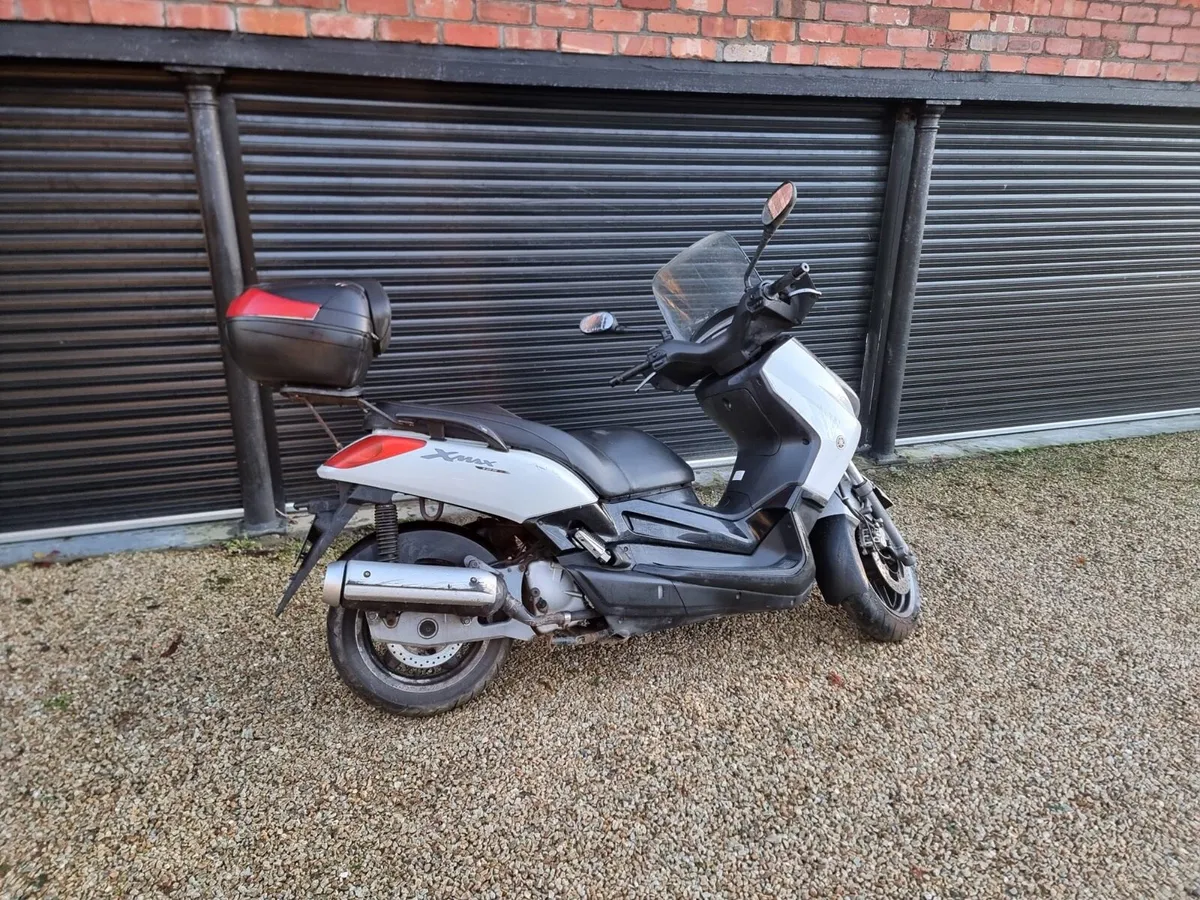 2009 yp125 Xmax - Image 1