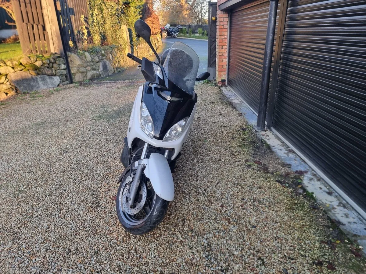 2009 yp125 Xmax - Image 4