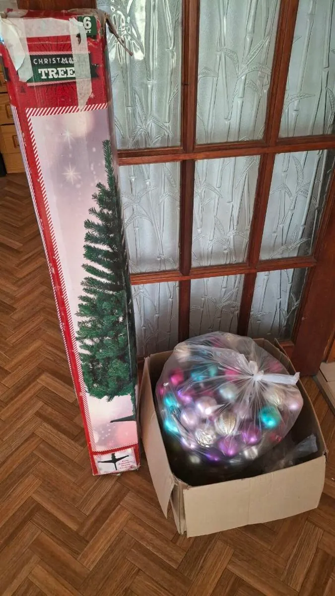 6ft christmas tree + decorations and lamps