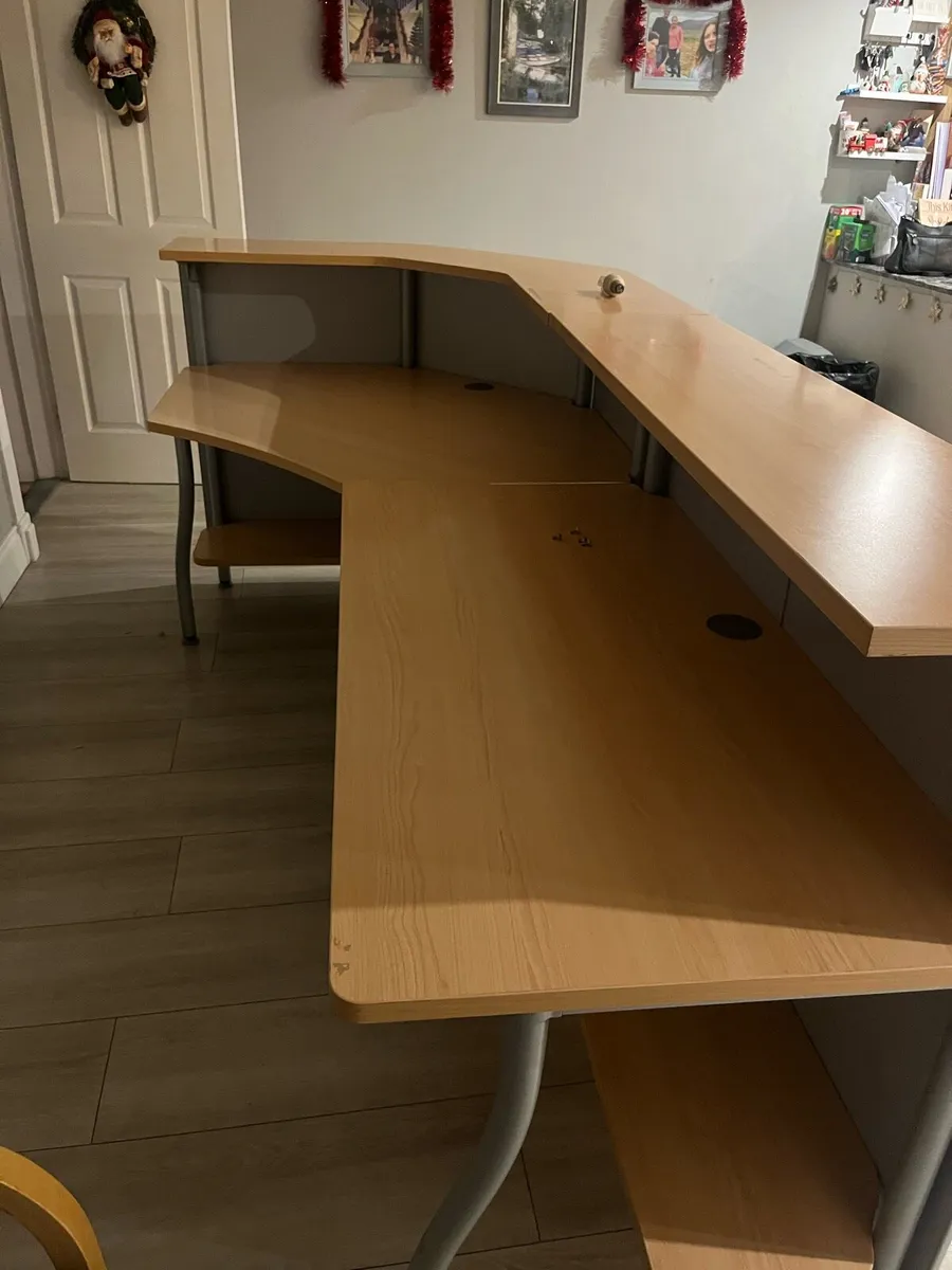 Reception counter storage unit chairs - Image 2