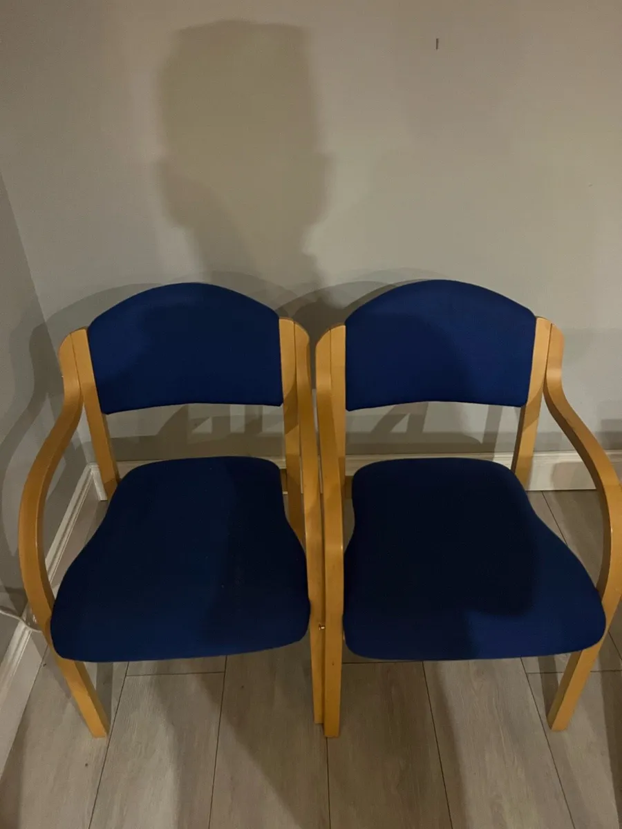 Reception counter storage unit chairs - Image 3