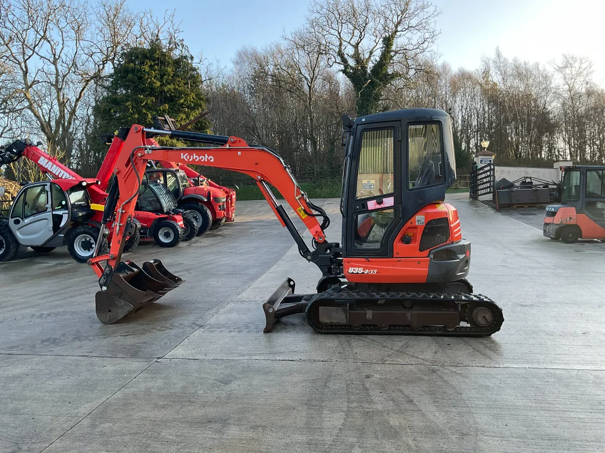 Kubota V35-3 Mini Excavator - Image 1
