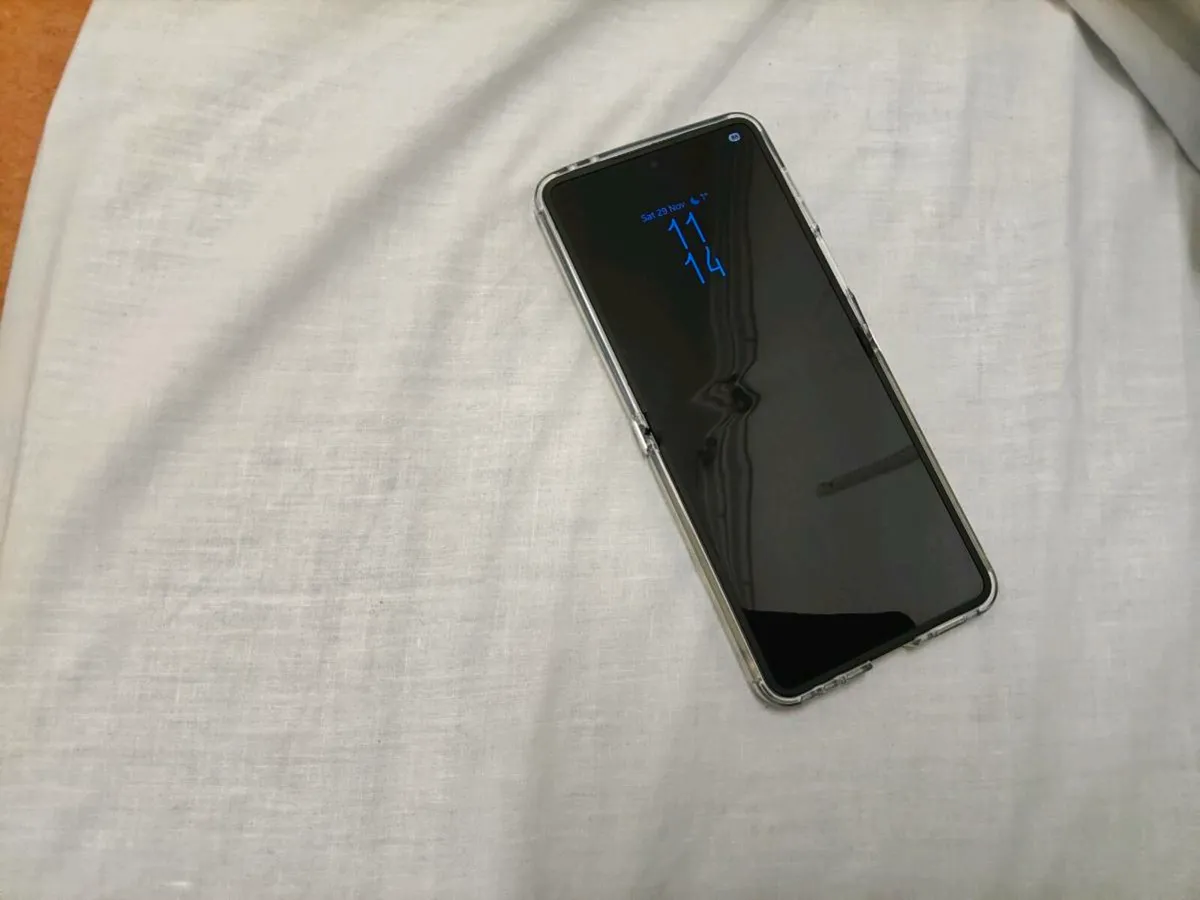 Samsung Z flip 7 - Image 2